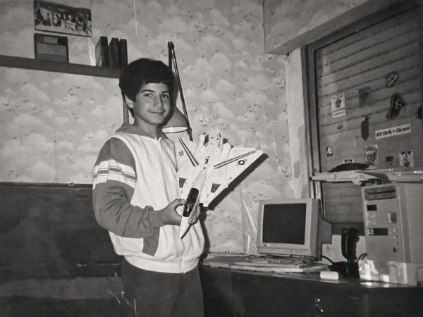 1988 — César de chico con avión